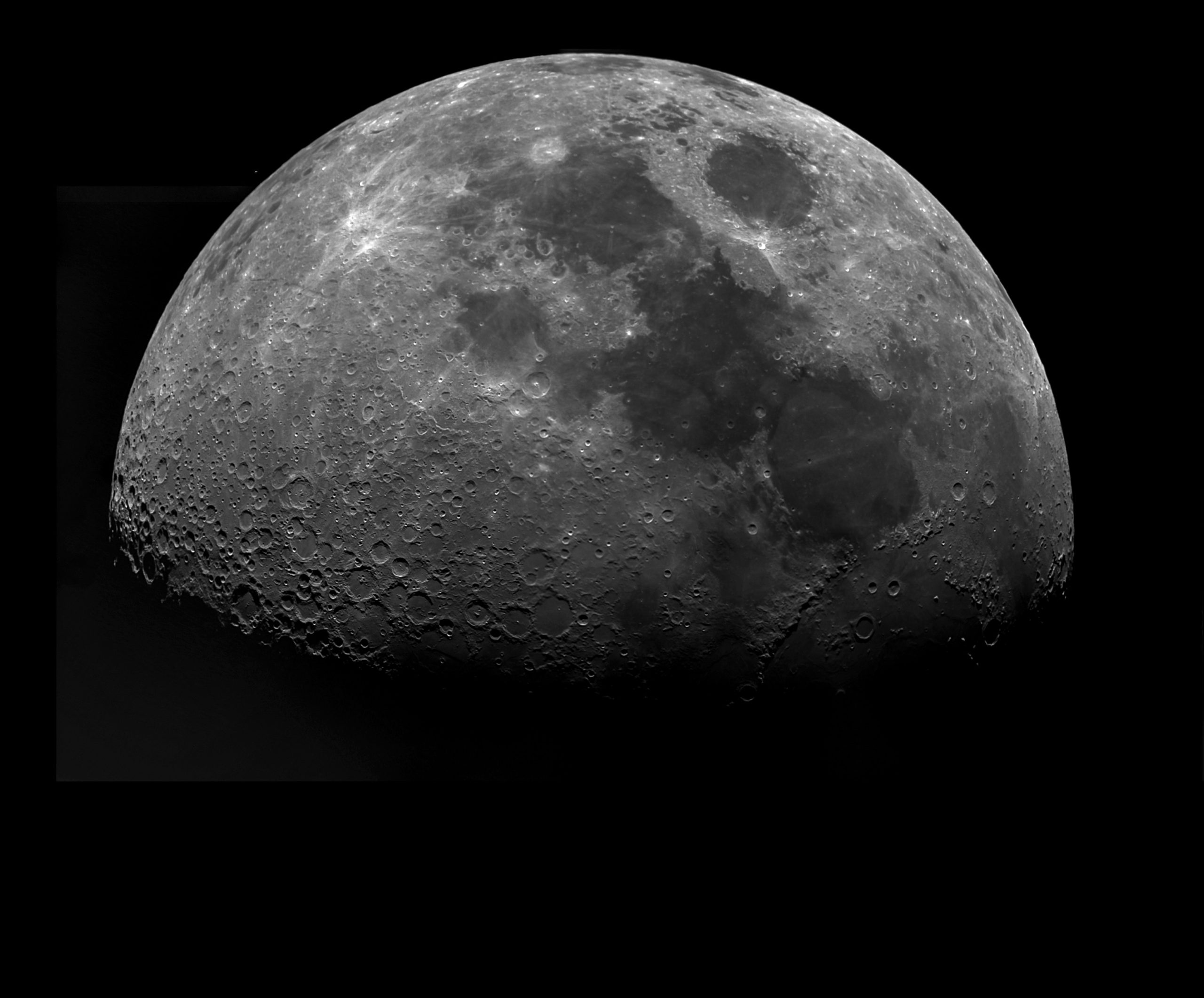 Ein hochauflösendes Bild des Mondes, aufgenommen mit einem Celestron SC 9.25 Teleskop, das die detaillierten Krater, Mondmeere und das zerklüftete Gelände zeigt. Das Bild wurde aus 10 Fotos zusammengesetzt und mit Photoshop und Lightroom nachbearbeitet.